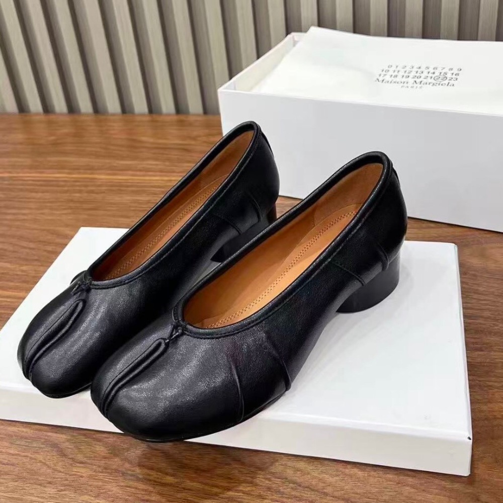 Maison Martin Margiela Black Split-Toe Leather Low Heel Pumps - Picture 2 of 3